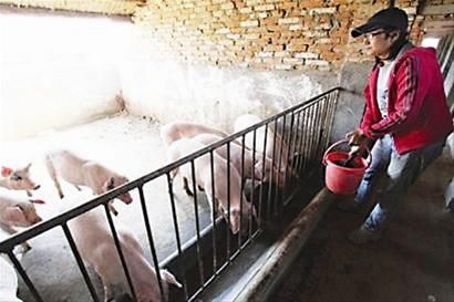 【必一】时装周中韩男星对比,李敏镐似行走画报,吴亦凡素颜扎小辫太霸气(图1) Bsports必一体育